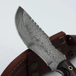 Cuchillo de caza y camping multifunción de acero de Damasco parcialmente dentado con mango de asta de ciervo y funda de cuero - Product Image 4