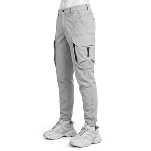 Pantalon cargo utilitaire moderne avec plusieurs poches, construction confortable et silhouette élégante, idéal pour les sorties décontractées en plein air. - Product Image 3
