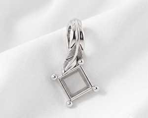 Pendentif de qualité supérieure en argent sterling 925 véritable, 6 mm, taille carrée, à 4 griffes, semi-monture, avec emplacement pré-découpé pour pierre précieuse - Product Image 1