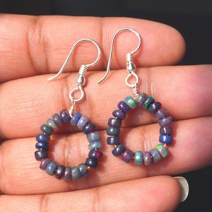 ต่างหูห่วงโอปอลดำเอธิโอเปียแท้จาก HAYAAT GEMS ขนาด 5 มม. เม็ดเรียบ ผิวสัมผัสเงินและทอง สไตล์โบฮีเมียน สำหรับวันครบรอบ - Product Image 1