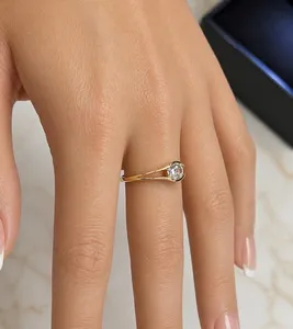 Anillo de compromiso de diamante blanco de corte ovalado en oro amarillo macizo con banda de acento de tallo dividido de estilo oriental y occidental, solitario moderno de medio bisel - Product Image 4