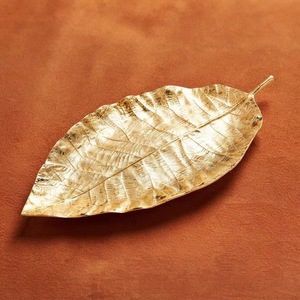 Plateau décoratif en laiton doré en forme de feuille avec poignée, plat de service artisanal moderne en métal - Product Image 2