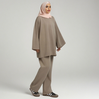 Ensembles Abaya Hiver Musulmane Modeste en Gros : Haut, Pantalon et Sweat à Capuche avec Broderies, Perles et Poches – Deux Pièces Respirantes pour Femme