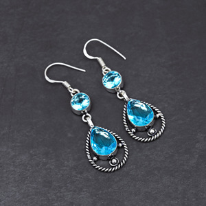 Pendientes Personalizados de Plata de Ley con Baño de Plata y Topacio Azul Sintético en Forma de Pera con Engaste de Bisel, 1.90 Pulgadas, Superventas - Product Image 1