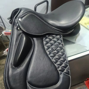 Silla de Montar Inglesa Ligera, Cómoda y Duradera, de Cuero, con Estructura de Madera y Herrajes de Latón Niquelado - Product Image 1