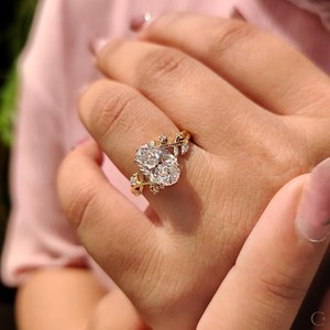 Bague de fiançailles unique en or massif 9 carats avec moissanite ovale 2 carats et motif feuille torsadée, idéale pour un cadeau de fête - Product Image 5