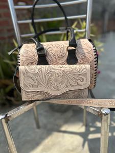 Bolsa de Viaje Ejecutiva de Cuero Genuino Hecha a Mano con Cierre de Cremallera con Grabado Floral, Estilo Lujoso, Diseño Duradero, Hecho en India - Product Image 2