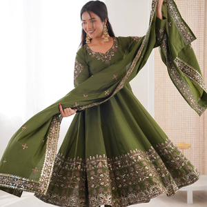 Robe de soirée vintage pour femme, idéale pour mariage ou Diwali, avec dupatta, en soie romaine, broderie de sequins, longueur ras du sol, coupe classique, séchage rapide - Product Image 1