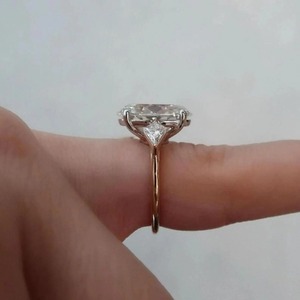 Anillo de compromiso de moissanita de 5 quilates con corte ovalado y piedras laterales en forma de cometa, anillo de boda ovalado de tres piedras, solitario de oro, regalo de aniversario - Product Image 2