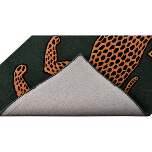 Tapis rectangulaire moderne en laine tuftée à la main, motif guépard artistique, fond vert foncé, graphisme léopard orange, poils courts en coton - Product Image 5