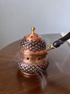 Quemador de Bakhoor de metal tallado a mano diseñado para hogares con un auténtico sentido cultural, con una hermosa textura tallada y una estructura duradera. - Product Image 3