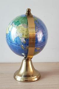 Globo terráqueo de acero inoxidable pulido a espejo con detalles del mapa grabados con láser y un pilar de latón macizo pesado para salas de juntas - Product Image 3