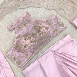 Sari en crêpe de soie haut de gamme prêt-à-porter avec broderies et sequins, et chemisier de créateur cousu – Prix de gros par Royal Export - Product Image 6