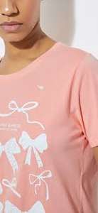 Camiseta moderna estampada de tela eco-silk para mujer, tejido suave al tacto, ajuste cómodo, estilo casual elegante. - Product Image 3