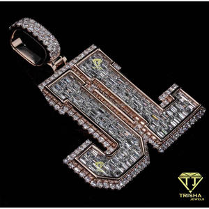จี้เพชรโมอิสซาไนต์ทรงบาแก็ตต์ พรีเมียม JL Monogram เงินแท้ 925 ดีไซน์หรูหรา สำหรับผู้ชายและผู้หญิง - Product Image 2