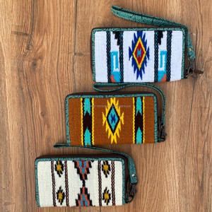 Nouvel arrivage de pochettes à main en cuir de tissu aztèque occidental pour femmes sacs à main multicolores portefeuilles uniques à bracelet en cuir matelassé aztèque - Product Image 2