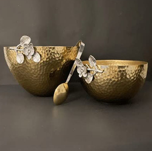Cuenco de servir de metal con textura oscura, base de pedestal, anillo dorado y detalles florales. Disponible a precios de mayorista para interiores de lujo. - Product Image 5