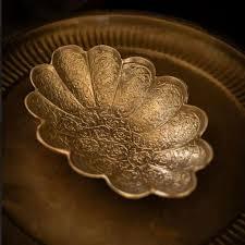 Assiette décorative en métal faite à la main, forme de fleur, motif végétal gravé, style vintage - Product Image 2
