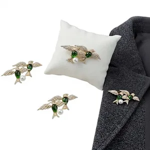 Élégante et tendance broche double oiseaux plaquée or avec zircons, épingle de revers, bijou pour femmes et hommes, idéale pour mariage et fête - Product Image 1