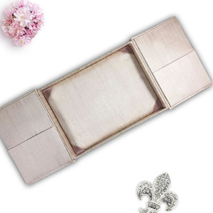 Caja de Invitación de Boda Plegable de Seda Dupioni Rosa Pálido |   Cierre de diamantes de imitación, cinta de satén |   Venta al por mayor, hecho en Tailandia - Product Image 2