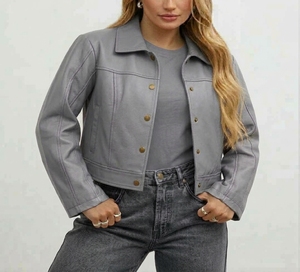 Chaqueta Corta de Cuero Sintético Negro para Mujer, Estilo Motero, con Cuello Camisero y Botones al Frente - Product Image 3