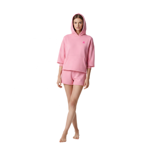 Ensemble de survêtement décontracté pour femme, sweat à capuche court et short en molleton 100% coton brodé sur mesure. - Product Image 4
