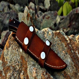 Cuchillo de caza de hoja fija Trend Blades, hecho a mano, de acero de Damasco de grado industrial, con punta de clip, mango de madera y funda de cuero. - Product Image 3
