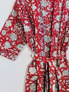 Robe kimono en coton imprimé de fleurs rouges |   Peignoir long et confortable |   Vêtements décontractés pour femmes - Product Image 4