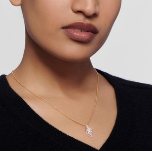 Exclusivo Colgante Art Deco con Diamante Cultivado en Laboratorio de Corte Radiante y Triangular de 2.34 CTW en Oro Rosa de 9K - Product Image 1
