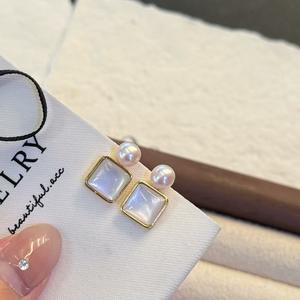 Pendientes de Acero de Titanio con Temperamento Elegante Europeo Americano, Geométricos, Cuadrados, con Perlas, Modernos, Ligeros, Transfronterizos - Product Image 1