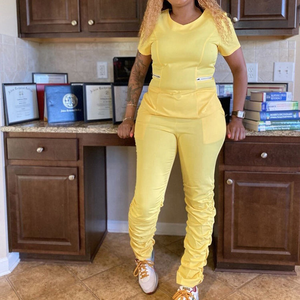 Vente en gros d'uniformes hospitaliers pour infirmières : Ensembles de blouses à manches courtes à volants et pantalons jogger empilés en polyester tricoté - Product Image 3