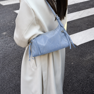 Bolso de Hombro Tipo Hobo Azul Claro para Mujer, con Borla y Remaches, Correa Única, Cierre de Cremallera, para el Trabajo Diario y Viajes - Product Image 4