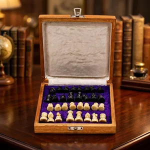 Jeu d'échecs carré en bois poli et peint fait main, jeu de société moderne, pièces durables, décoration d'intérieur, cadeaux de Thanksgiving et de Noël - Product Image 5