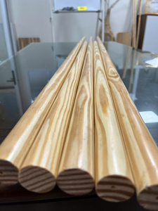 Poignées de pelle 135x2.5 cm fabriquées au Vietnam à partir de bois de pin de haute qualité - Product Image 2