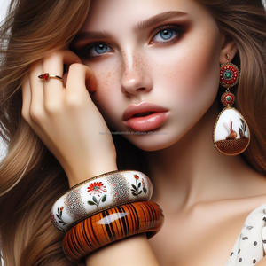 Accessoires ethniques exquis Bracelet en résine fait à la main Femmes Artisanat en or raffiné Conception à la mode Cadeaux légers - Product Image 2