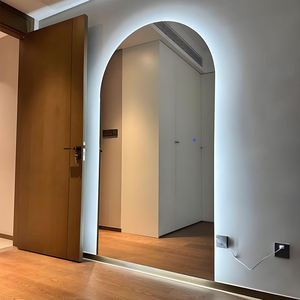 Miroir mural en verre LED rétroéclairé de luxe moderne Daystar Trade avec interrupteur tactile et éclairage d'ambiance - Product Image 3