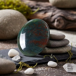 จี้หยกทรงกลมขัดเงา หินอัญมณีสีเขียวธรรมชาติ สำหรับการทำสมาธิและถือในมือ - Product Image 3