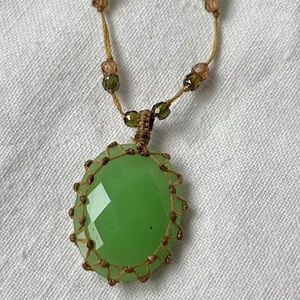 Collar de Macramé Hecho a Mano con Ónix Verde, Colgante de Piedra Preciosa Ovalada Facetada Estilo Boho, Cadena de Cuentas con Cordón Ajustable, Joyería Artesanal, Regalo - Product Image 1