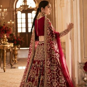 Lehenga Choli de mariée en velours épais avec broderie Zari dorée et pierres, et dupatta en filet mono, par Royal Exports - Product Image 4