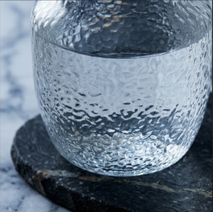Ensemble carafe et sous-verre – Carafe en verre borosilicate martelé moderne, résistante à la chaleur, lavable, durable, légère, avec couvercle et poignée en bambou - Product Image 6