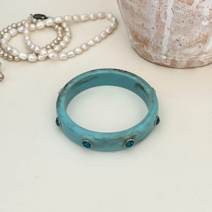 Bracelet tendance pour femme SOFIYA CRAFT en acrylique large turquoise avec incrustation de cristaux et monture dorée, forme fleur, certifié par une tierce partie - Product Image 1