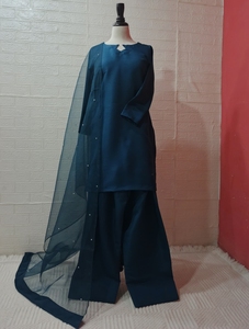 Ensemble FARSHI SHALWAR 3 pièces prêt-à-porter en pure soie brute, avec dupatta en organza doux, coutures de qualité et perles sur le dupatta. - Product Image 2