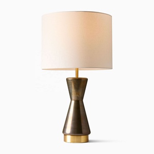 Lámpara de Mesa de Metal Hourglass Forge con Base de Hierro Cepillado, Pantalla de Tela Premium, Iluminación Ambiental Cálida para Interiores Elegantes - Product Image 2