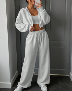 Ensemble Athleisure Personnalisé pour Femme : Survêtement Court à Capuche, Pantalon Palazzo Ample à Ourlet Élastique, Broderie DTG Cœur Appliqué - Product Image 5
