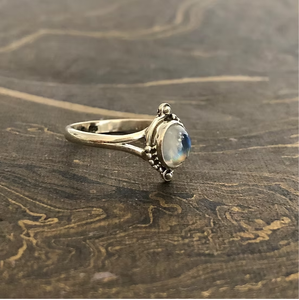 Anillo de Plata de Ley 925 con Piedra Lunar Arcoíris Ovalada, Acabado Pulido, Estilo Romántico, Joyería Artesanal de Moda - Product Image 2