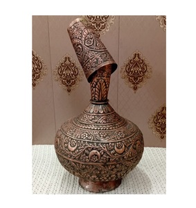 Pot à eau Surahi en laiton poli pour la décoration intérieure de luxe et une utilisation décorative artisanale indienne classique - Product Image 2