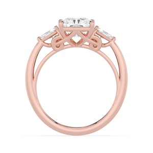 Elegante Anillo de Compromiso de Oro Rosa de 10K con Diamante Cultivado en Laboratorio de 3.40 CTW, Corte Esmeralda, Diseño de Tres Piedras - Product Image 2