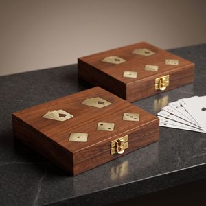 Boîte à cartes de poker en bois massif avec incrustation en laiton, étui de rangement pour cartes à jouer, design rectangulaire fait main, style antique, cadeau de table - Product Image 1