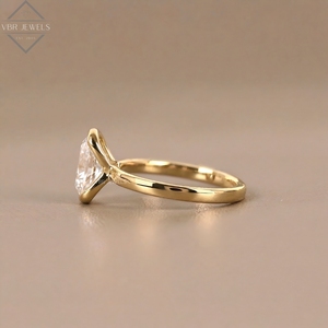 Elegante Anillo de Diamantes Solitario Ovalado en Oro Amarillo con Engaste de Bisel, Joyería Fina Minimalista para Novias - Product Image 3