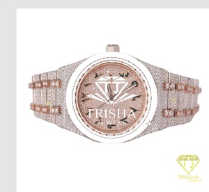 Montre en or rose et diamants pour femme, élégante et tendance, mouvement à quartz, idéale pour tous les jours et les occasions formelles, disponible à la vente. - Product Image 1